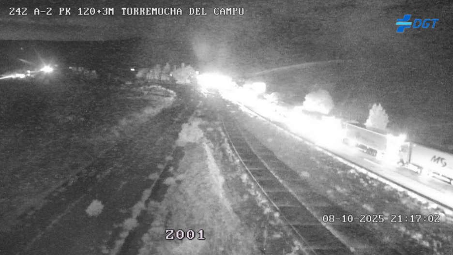 Corte de la A-2 a la altura de Torremocha del Campo, Guadalajara, por el vuelco de un camión