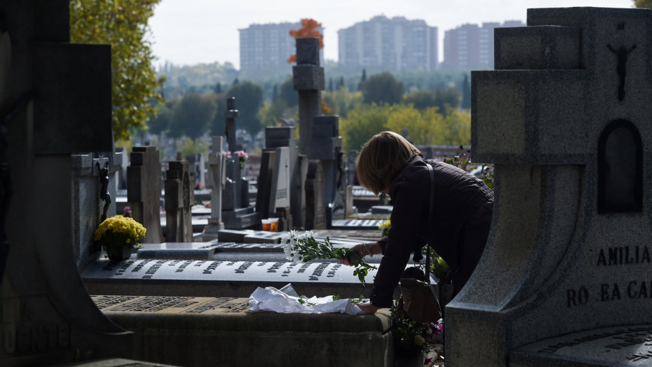(Foto de ARCHIVO)
Una mujer lleva flores a un ser querido, en el Cementerio de la Almudena, a 1 de noviembre de 2024, en Madrid (España)
GUSTAVO VALIENTE / EUROPA PRESS
01/11/2024