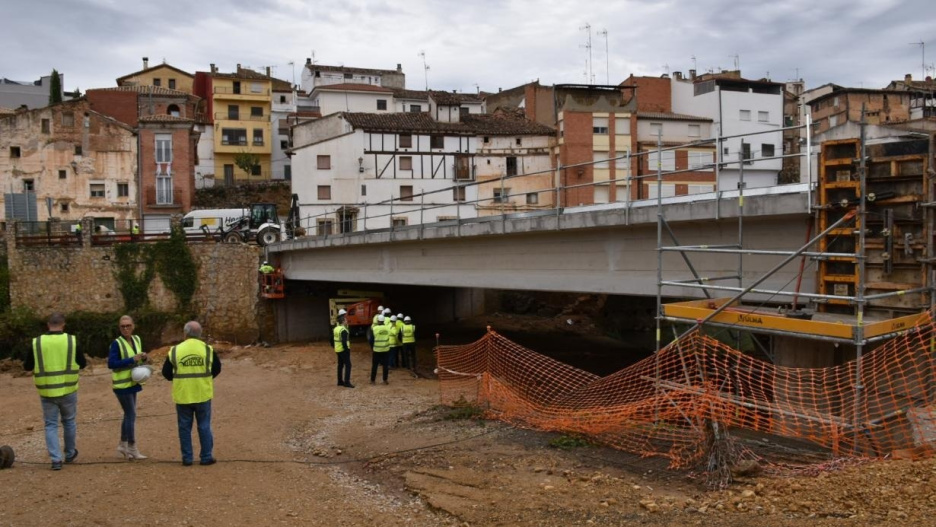 El puente de la CM-215 a su paso por Landete.
REMITIDA / HANDOUT por JCCM
Fotografía remitida a medios de comunicación exclusivamente para ilustrar la noticia a la que hace referencia la imagen, y citando la procedencia de la imagen en la firma
09/10/2025