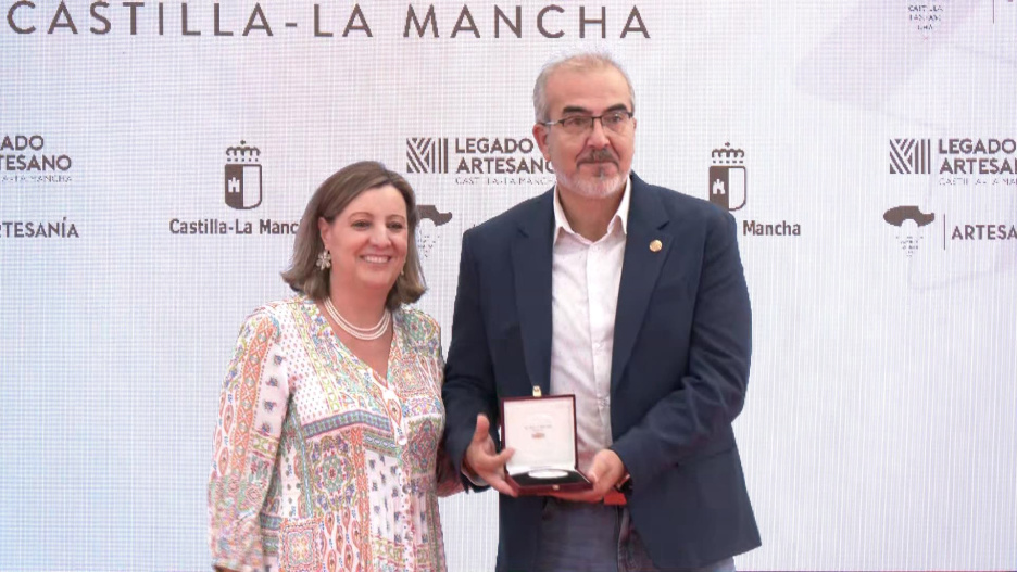 La Medalla al Mérito Artesano ha recaído en el damasquinador toledano Ángel Luis Corrales, que tras recoger el galardón, ha dicho que no imagina "mejor manera de celebrar" 30 años de trabajo y que esto le renueva y refuerza sus ganas para continuar realizando el tradicional arte del damasquinado "con la ilusión del primer día", artesanía tradicional -ha remarcado- frente a "productos sin alma", ha reivindicado. EFE