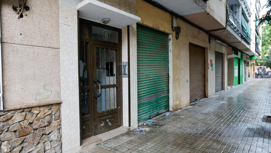 Vista exterior del edificio de la calle Luis Fenoyet de la ciudad de Valencia fueron hallados los restos de una persona que llevaba "bastantes años" fallecida.