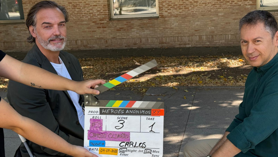 Carlos Macías, jefe del Servicio de Información Meteorológica de CMM, y Julián Cano, director y presentador de "Héroes Anónimos", durante un momento del rodaje del primer capítulo de la nueva temporada del programa de servicio público.