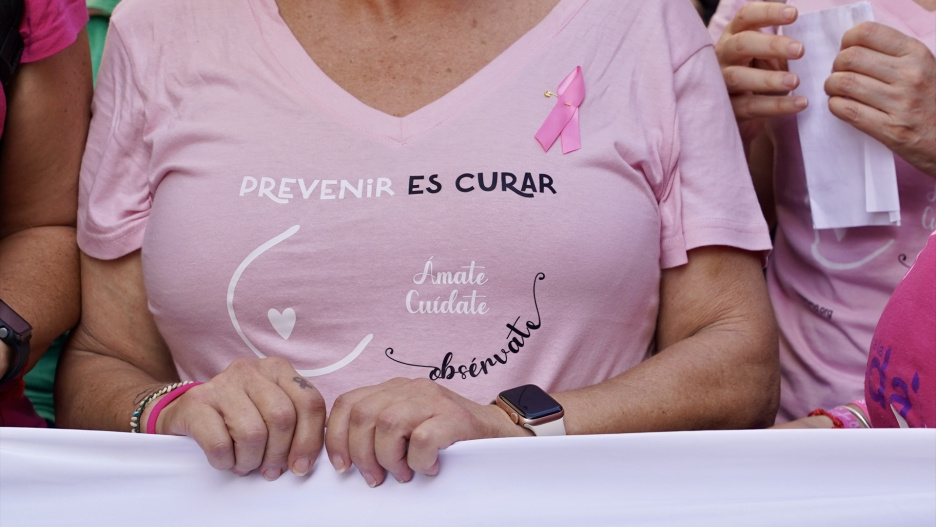 Camiseta que reivindica el cribado del cáncer de mama.