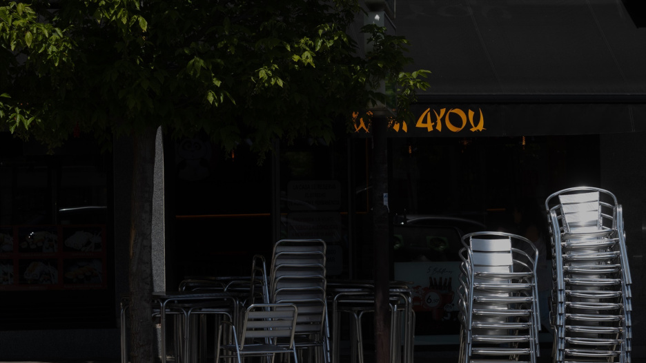 Varias sillas apiladas en una terraza de Madrid.