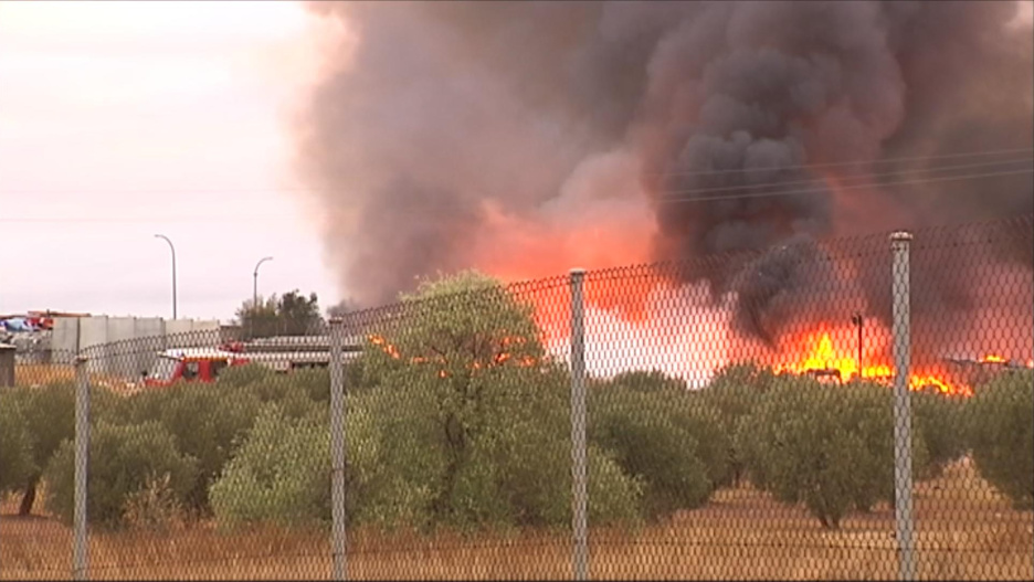 Imágenes del incendio en la planta de tratamiento de residuos de Alcázar (Ciudad Real)