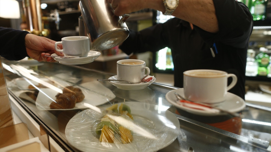 (Foto de ARCHIVO)
trabajador, trabajando, camarero, bar, autónomo, consumo, cafetería, café, precios, IPC, empleo, paro, parados, hostelería, desayuno
EUROPA PRESS
18/6/2015