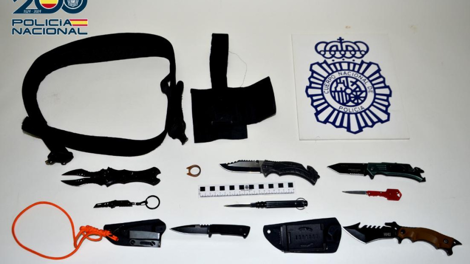 Entre las armas intervenidas destacan dos navajas de tipo militar y apertura asistida, una navaja de doble hoja, un kubotán que ocultaba un puñal en su interior así como una navaja oculta en una llave