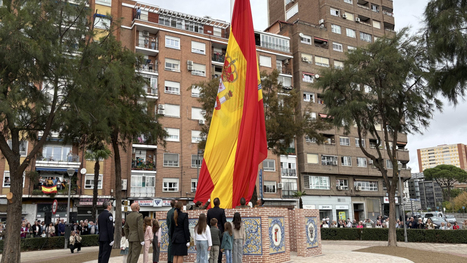 Talavera ya luce su bandera de España sobre una base decorada con cerámica