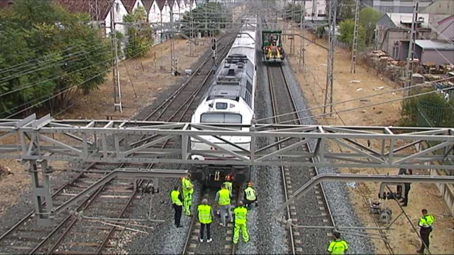 Operarios trabajando en la avería ocurrida de este domingo que ha interrumpido la circulación de trenes entre Manzanares y Herrera de la Mancha