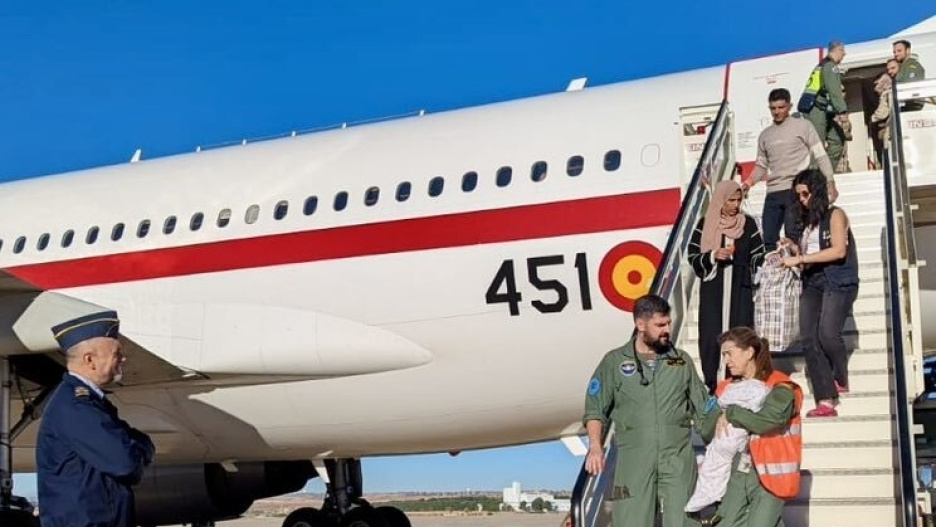 Los equipos médicos saliendo del avión junto a los pacientes y acompañantes evacuados.
REMITIDA / HANDOUT por MINISTERIO DE DEFENSA
Fotografía remitida a medios de comunicación exclusivamente para ilustrar la noticia a la que hace referencia la imagen, y citando la procedencia de la imagen en la firma
27/10/2025
