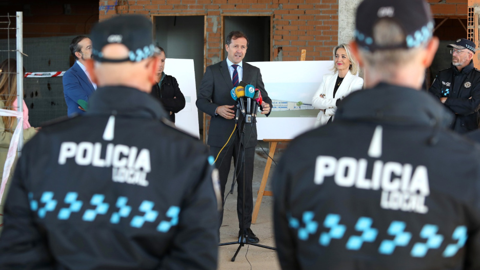 Agentes durante la presentación del proyecto de la comisaría