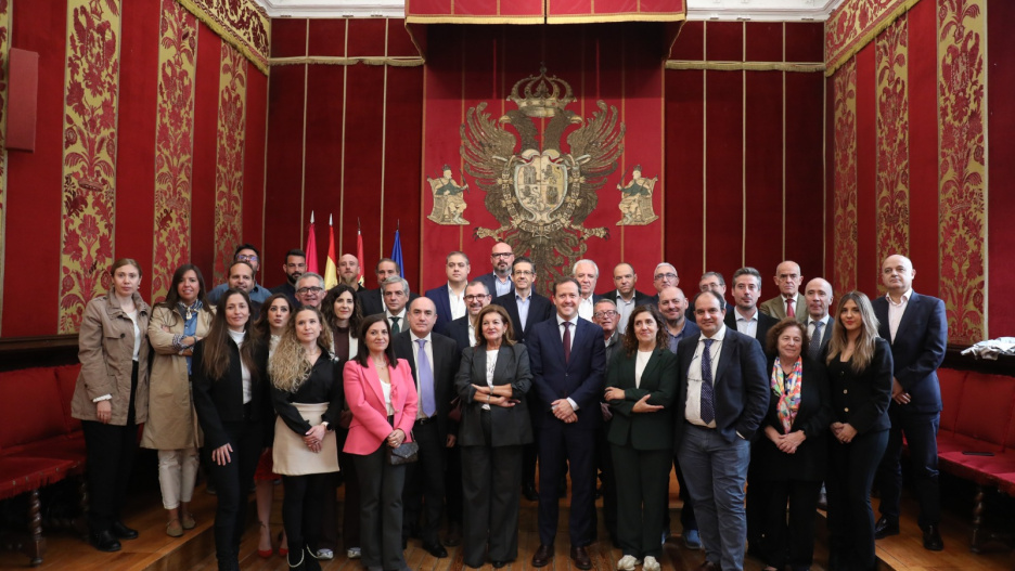Carmen Amores, directora general de CMM, junto a Carlos Velázquez, alcalde de Toledo, en el acto de adhesión de la candidatura de la Ciudad Imperial a la capitalidad europea de la Cultura 2031.