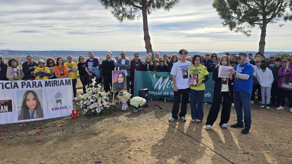 VILLANUEVA DE LA TORRE (GUADALAJARA), 02/11/2025.- Una amiga de Miriam lee unas palabras mientras familiares y amigos de Miriam Vallejo, la joven de Alovera (Guadalajara) que fue asesinada en Meco (Madrid) en enero de 2019, así como vecinos de Villanueva de la Torre y Alovera se han concentrado este domingo en recuerdo y homenaje de Miriam y para continuar con su lucha para pedir justicia cuando se van a cumplir siete años de su asesinato el 26 de enero de 2026. EFE/Beatriz Retuerta De Lucas