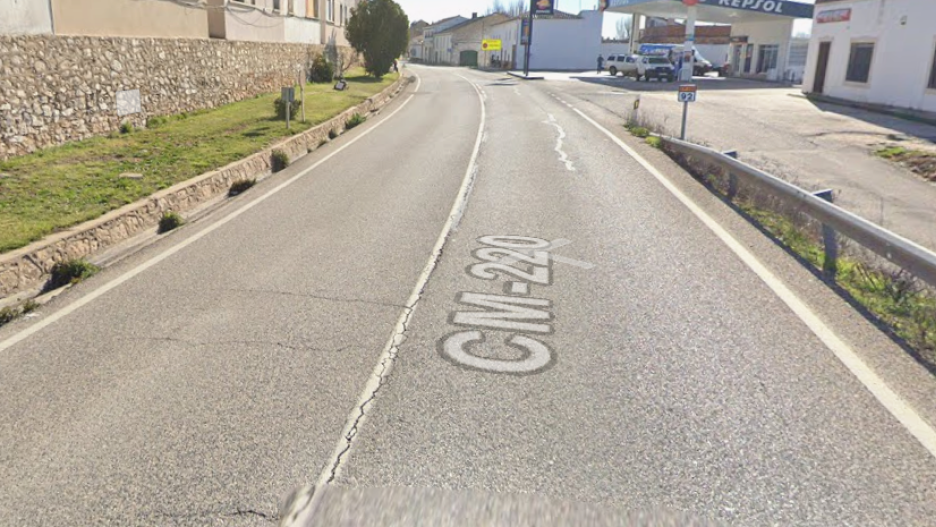 La CM-220 atraviesa el municipio de Almodóvar del Pinar.