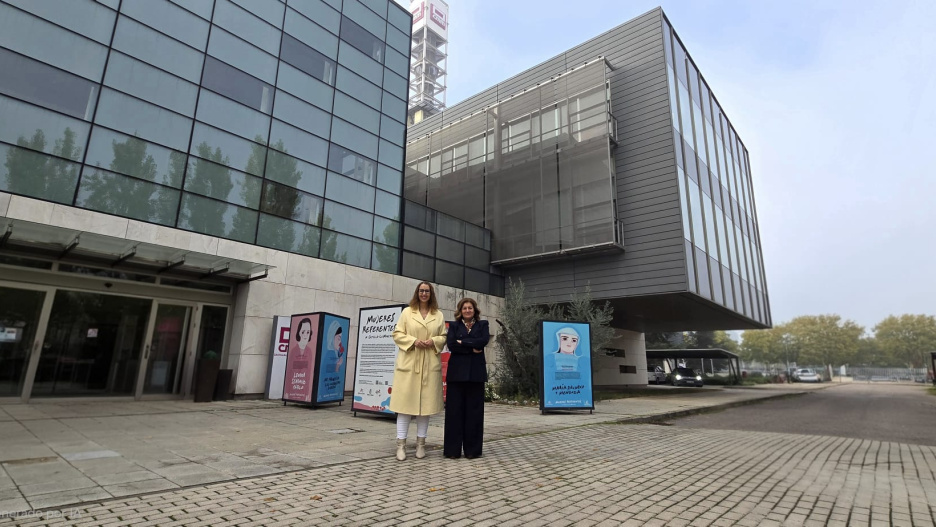 Sara Simón y Carmen Amores, visitando la exposición