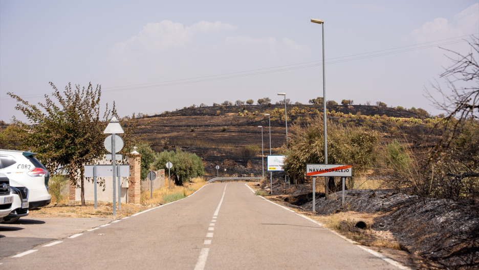 (Foto de ARCHIVO)
Terreno calcinado por el incendio, a 12 de agosto de 2025, en Navalmoralejo, Toledo, Castilla-La Mancha (España). El incendio iniciado este pasado lunes, 11 de agosto, en Navalmoralejo, en la provincia de Toledo, ha calcinado ya un total de 3.250 hectáreas, de las cuáles 800 corresponden a Castilla-La Mancha y el resto, es decir, un 75 por ciento del total, a Extremadura.

El Retorno Producciones / Europa Press
12/8/2025