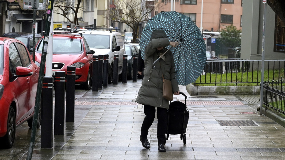 (Foto de ARCHIVO)
Una mujer se refugia del viento con paraguas, a 8 de febrero de 2024