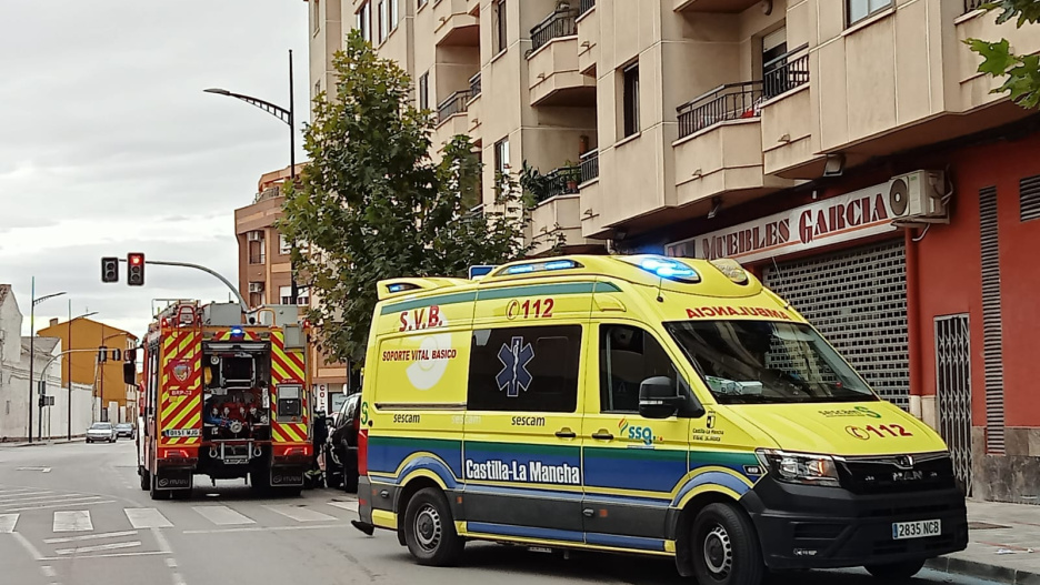 Ambulancia y bomberos en la vivienda en la que se ha originado el incendio en Hellín