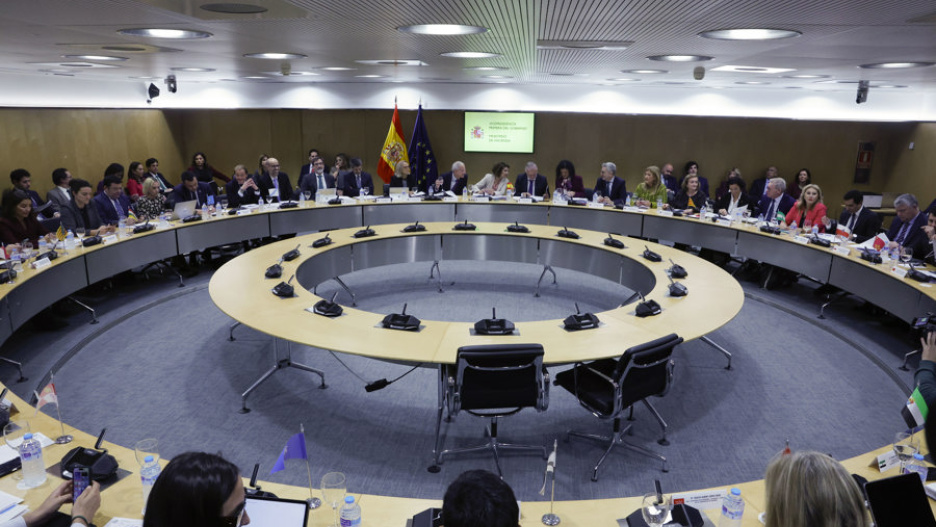 La vicepresidenta primera y ministra de Hacienda, María Jesús Montero (c-fondo) junto al ministro de Política Territorial y Memoria Democrática, Ángel Víctor Torres (fondo), durante la reunión del Consejo de Política Fiscal y Financiera (CPFF), este lunes en Madrid.