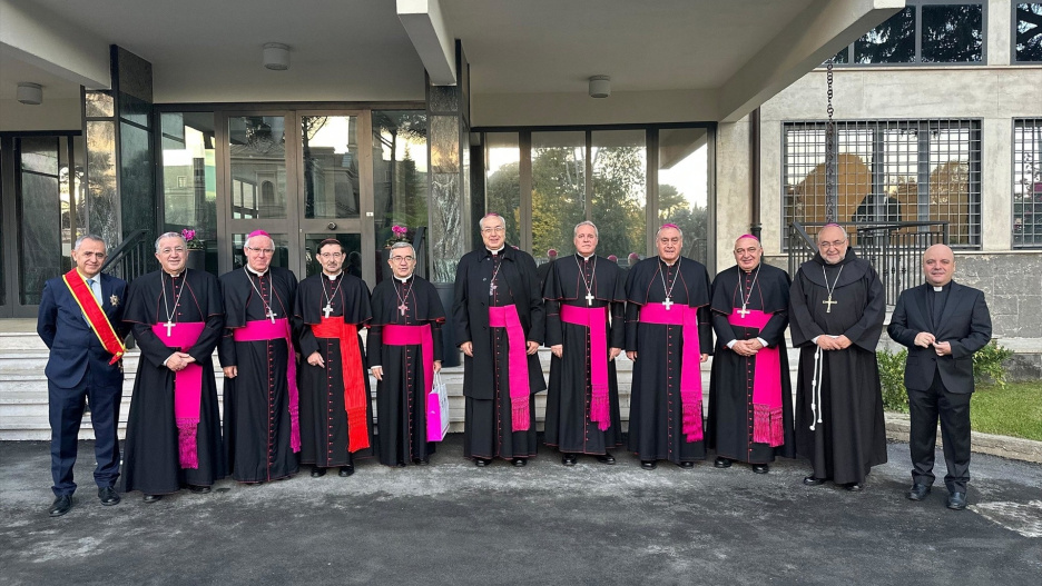Los obispos de la Comisión Ejecutiva de la Conferencia Episcopal Española antes de reunirse con el Papa León XIV.

REMITIDA / HANDOUT por CEE
Fotografía remitida a medios de comunicación exclusivamente para ilustrar la noticia a la que hace referencia la imagen, y citando la procedencia de la imagen en la firma
17/11/2025