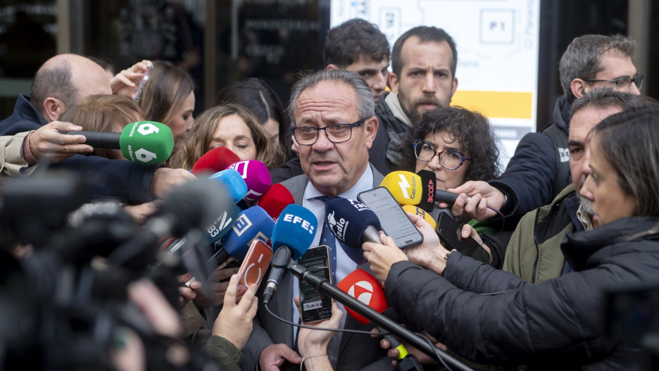 El Consejero de Hacienda de Castilla La Mancha, Juan Alfonso Ruiz Molina, atiende a los medios a su llegada a la reunión del Consejo de Política Fiscal y Financiera (CPFF), en el Ministerio de Hacienda, a 17 de noviembre de 2025, en Madrid (España). Durante la reunión se prevé que el Ministerio de Hacienda traslade a las Comunidades Autónomas cuáles son los objetivos de déficit y deuda de cara a 2026.

Alberto Ortega / Europa Press
17/11/2025