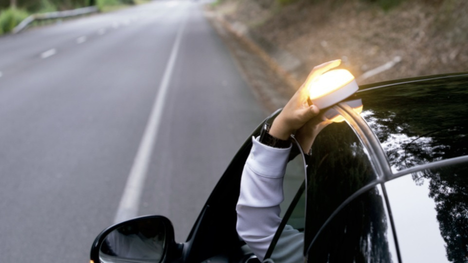 La señal V16 es obligatoria a partir de 2026.