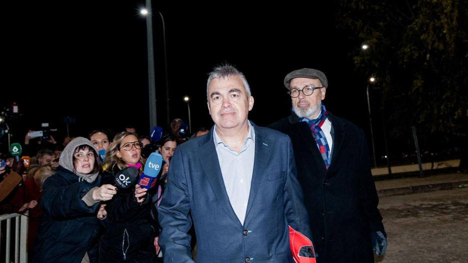 Primeras imágenes de Santos Cerdán junto a uno de sus abogados tras salir de la cárcel de Soto del Real tras casi cinco meses en prisión provisional por el 'caso Koldo'

CARLOS LUJÁN - EUROPA PRESS
19/11/2025