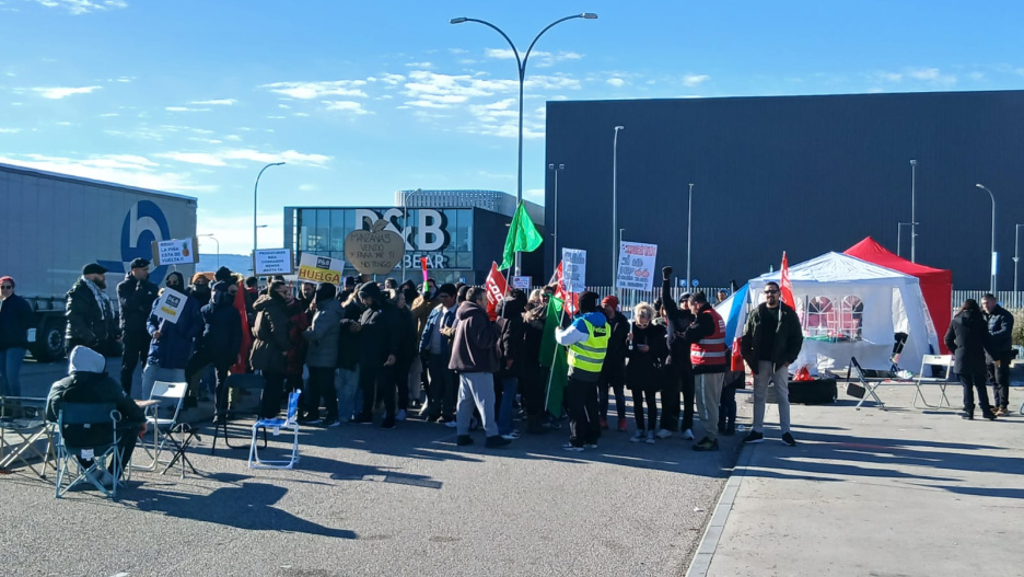Trabajadores a la puerta de la empresa.