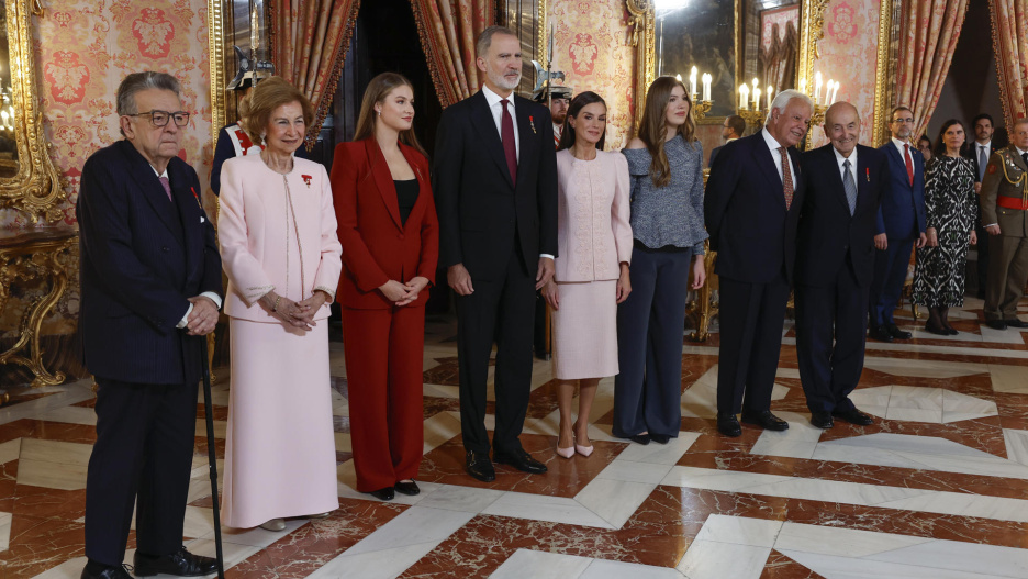 MADRID, 21/11/2025.- El padre de la Constitución Miguel Herrero de Miñón, la reina Sofía, la princesa leonor, el rey Felipe, la reina Letizia, la infanta Sofía, el ex presidente del gobierno Felipe González, y el padre de la Constitución Miquel Roca, durante el acto de conmemoración del 50 aniversario de restauración de la monarquía, este viernes en el palacio Real en Madrid. La reina Sofía, el expresidente del Gobierno Felipe González y los padres de la Constitución Miquel Roca y Miguel Herrero reciben este viernes de manos del rey Felipe VI el Toisón de Oro, la más alta distinción que concede la Casa Real española y cuya historia se remonta a casi 600 años. EFE/JJ Guillén POOL