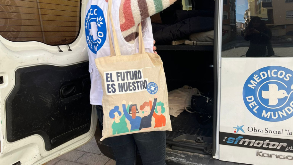 A las voluntarias de Médicos del Mundo se las distingue bien por la indumentaria de chaleco blanco que llevan en sus salidas.