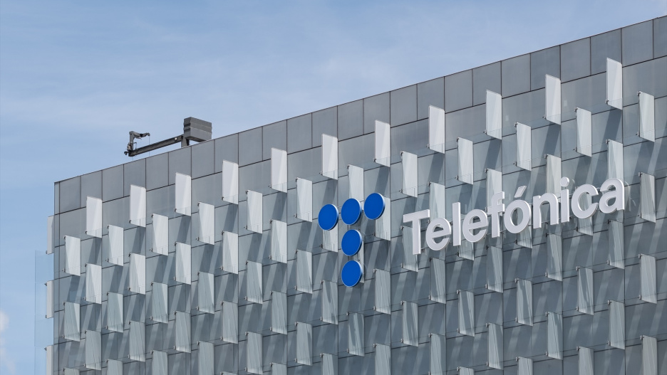 (Foto de ARCHIVO)
Fachada del edificio de Distrito Telefónica, a 20 de mayo de 2025, en Madrid (España). Telefónica ha resuelto la incidencia que desde primeras horas de la mañana de este lunes ha afectado a las comunicaciones fijas (voz e internet) de varias comunidades autónomas, así como a distintos servicios de emergencias 112, según ha informado la empresa.

Diego Radamés / Europa Press
20/5/2025