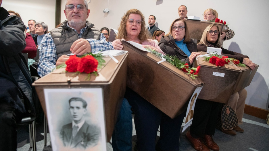 Acto de entrega de los restos exhumados de 21 víctimas a sus familiares, a 25 de noviembre de 2025, en Manzanares, Ciudad Real, Castilla-La Mancha (España). Durante el acto, organizado por la Asociación Memoria Histórica de Manzanares, se ha homenajeado a las víctimas de la Guerra y la dictadura.

Eusebio García del Castillo / Europa Press
25 NOVIEMBRE 2025;ÁNGEL VÍCTOR TORRES;ACTO;EXHUMACIÓN;VÍCTIMAS;FAMILIARES;MANZANARES;CIUDAD REAL;MINISTRO;POLÍTICA TERRIOTORIAL
25/11/2025