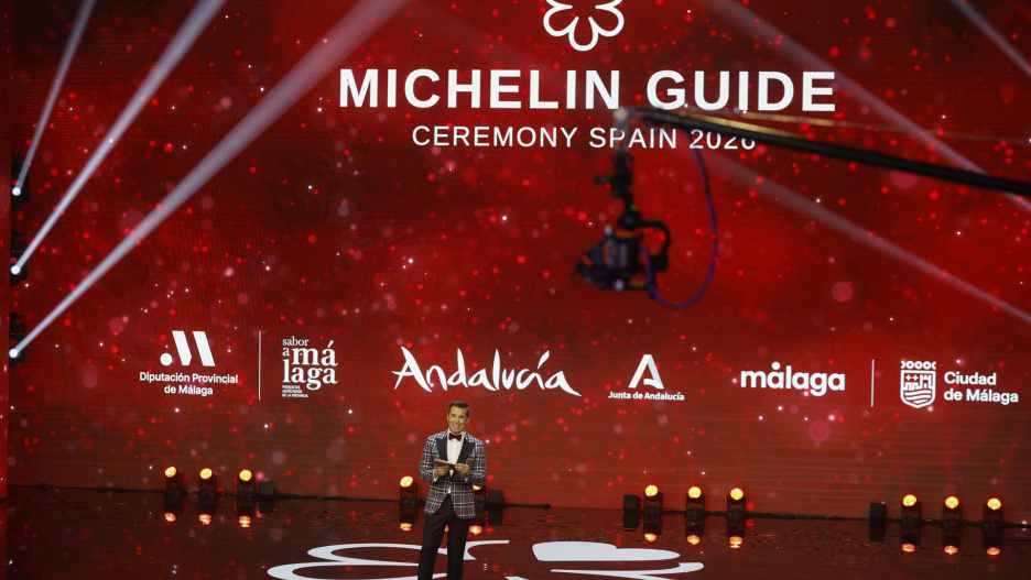 GRAFAND2208. MÁLAGA, 25/11/2025.- El presentador Jesús Vazquez durante la gala de la Guía Michelin 2026, que desvela los nuevos restaurantes reconocidos por esta asociación en un acto que reúne a más de 700 invitados entre chefs y representantes de los establecimientos con 'Estrella'. EFE/ Jorge Zapata