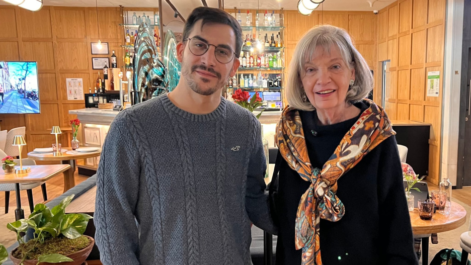 El presentador de 'El Dragón Invisible', Jesús Ortega, junto a Katherine Neville tras su entrevista en el programa