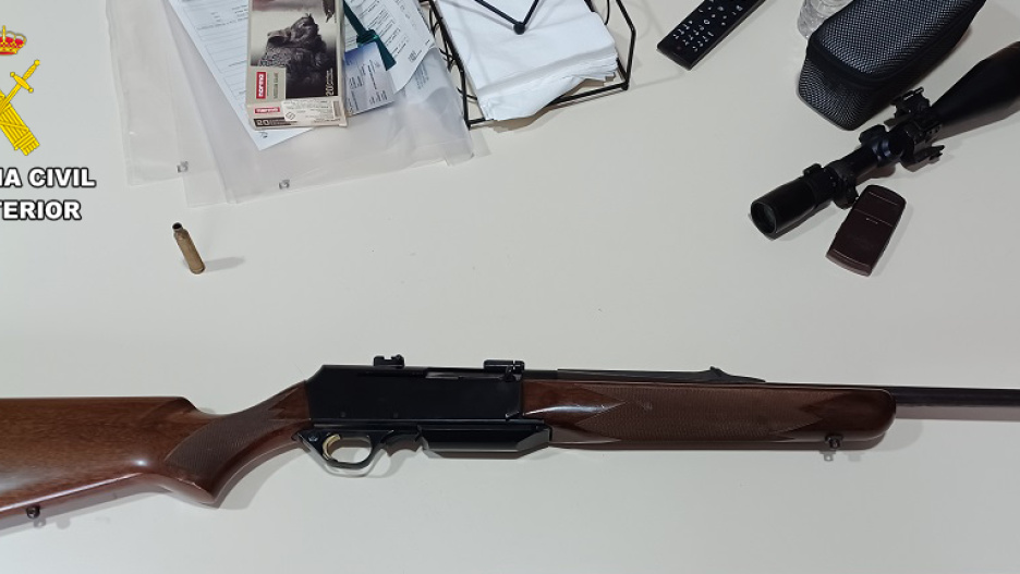 Al sospechoso de haber cazado sin autorización el animal en una finca privada de caza  discponía de un rifle que fue intervenido, al igual que su munición.