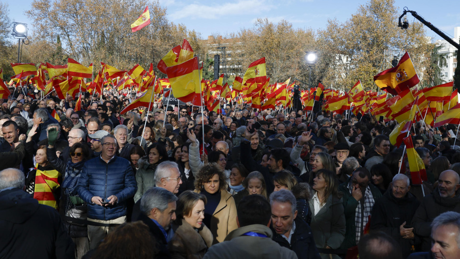 MADRID, 30/11/2025.- Concentración contra el Gobierno de Pedro Sánchez, por los casos de corrupción que protagonizan José Luis Ábalos, Koldo García y Santos Cerdán, convocada por el Partido Popular (PP) en el Templo de Debod en Madrid, este domingo. EFE/ Juanjo Martín
