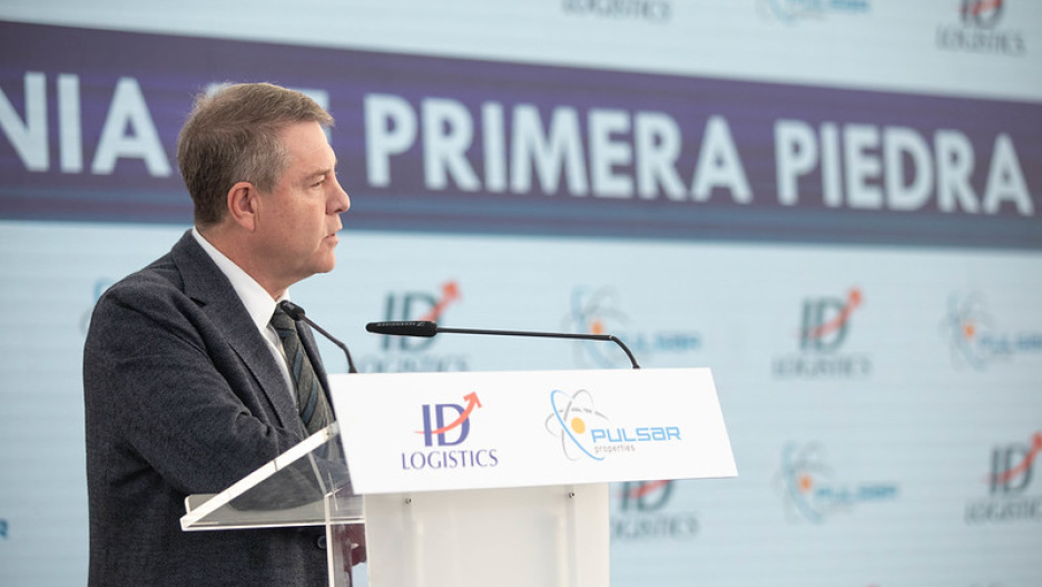 El presidente de Castilla-La Mancha, Emiliano García-Page, pone en Tórtola de Henares, la primera piedra de ID Logistics en Pulsar Logistics Park.