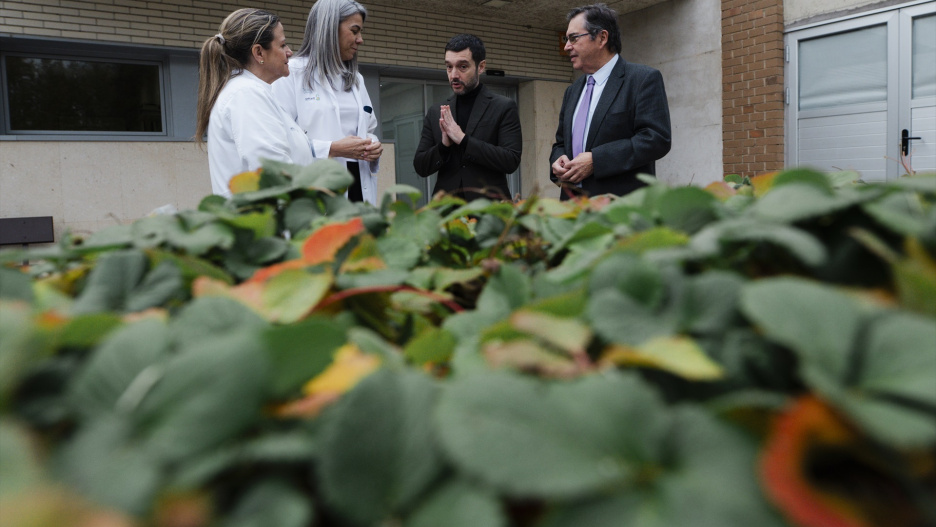 El ministro de Derechos Sociales, Consumo y Agenda 2030, Pablo Bustinduy, durante una visita al Hospital Nacional de Parapléjicos, a 5 de diciembre de 2025, en Toledo, Castilla-La Mancha (España). La visita se enmarca en el desarrollo del Real Decreto de Alimentación Saludable en Hospitales y Residencias sobre el que trabaja el Ministerio de Consumo que tiene el objetivo de garantizar menús saludables y limitar los ultraprocesados en estos centros.

Mateo Lanzuela / Europa Press
05/12/2025