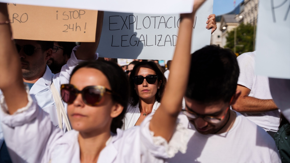 (Foto de ARCHIVO)
Manifestantes portan pancartas durante la manifestación con motivo de la huelga de médicos contra el nuevo Estatuto Marco, frente al Congreso de los Diputados, a 3 de octubre de 2025, en Madrid (España). Esta huelga de médicos, convocada por la Confederación Española de Sindicatos Médicos (CESM) y el Sindicato Médico Andaluz (SMA), se enmarca tras una primera huelga que tuvo lugar en junio, para mostrar su rechazo al borrador del nuevo Estatuto Marco, exigiendo un estatuto laboral propio que refleje su formación.

Matias Chiofalo / Europa Press
03 OCTUBRE 2025;CONCENTRACIÓN;SANIDAD
03/10/2025