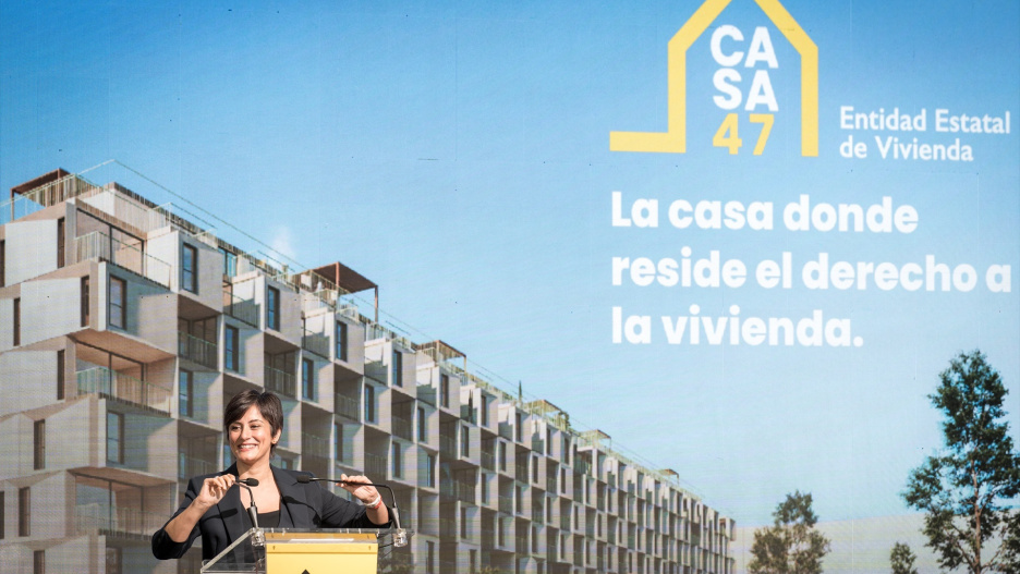 (Foto de ARCHIVO)
La ministra de Vivienda y Agenda Urbana, Isabel Rodríguez, interviene durante la presentación de la Entidad Estatal de Vivienda, en el Espacio Rastro, a 4 de diciembre de 2025, en Madrid (España). Esta nueva organización, que ha sido elaborada a partir de la ya existente Entidad Pública Empresarial de Suelo (Sepes), tiene como objetivo gestionar el parque público de vivienda asegurando precios asequibles.

Diego Radamés / Europa Press
04/12/2025