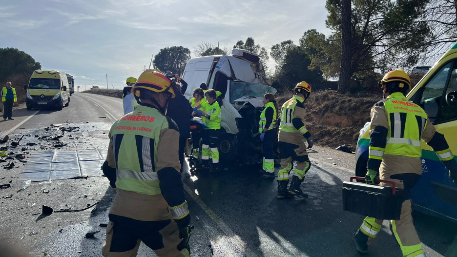 Efectivos sanitarios y bomberos de la Diputación de Cuenca en el lugar del accidente.