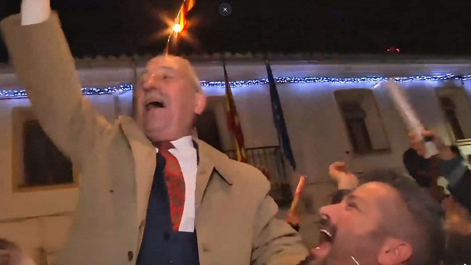 Alcalde de Huélamo, celebrando el trifunfo del pueblo