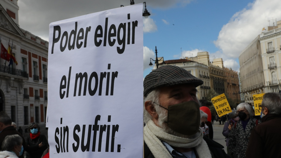 Un hombre con un cartel en el que se lee: `Poder elegir el morir sin sufrir´ durante una concentración de Derecho a Morir Dignamente.