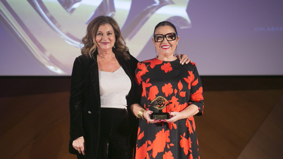 Carmen Amores entrega a Idoia Bilbao el premio Talento de la Academia de la Televisión
