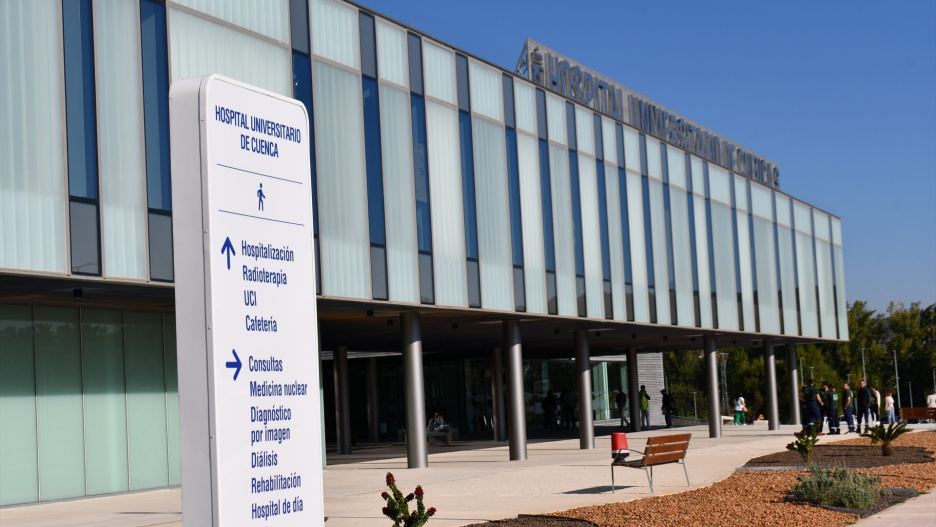 (Foto de ARCHIVO)
Acceso del Hospital Universitario de Cuenca.

REMITIDA / HANDOUT por AYUNTAMIENTO
Fotografía remitida a medios de comunicación exclusivamente para ilustrar la noticia a la que hace referencia la imagen, y citando la procedencia de la imagen en la firma
19/11/2025