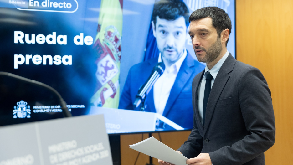 El ministro de Derechos Sociales, Consumo y Agenda 2030, Pablo Bustinduy, a su llegada a una rueda de prensa, a 15 de diciembre de 2025, en Madrid (España). El Ministerio de Derechos Sociales, Consumo y Agenda 2030 ha sancionado con 64 millones de euros a la plataforma 'online' de alquiler de viviendas turísticas Airbnb por, entre otros motivos, publicar anuncios de alojamientos sin licencia.

Eduardo Parra / Europa Press
15/12/2025