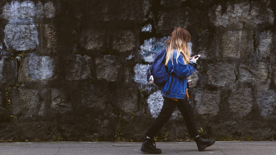 Chica caminando por la calle con el móvil

REMITIDA / HANDOUT por UNSPLASH/MAURO LIMA
Fotografía remitida a medios de comunicación exclusivamente para ilustrar la noticia a la que hace referencia la imagen, y citando la procedencia de la imagen en la firma
20/10/2025