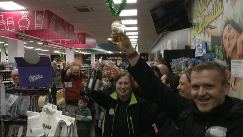 Un hipermercado de Hellín (Albacete) reparte 1,8 millones de euros del 78.477, primero de los cuartos