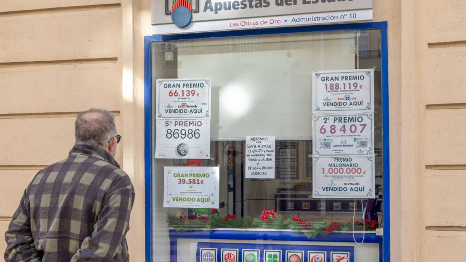 La suerte en el Sorteo Extraordinario de Navidad ha sonreído por fin a la ciudad autónoma de Melilla, que ha repartido 315.000 euros con las últimas cifras del segundo premio cantado este lunes en el Teatro Real, el 70.048.