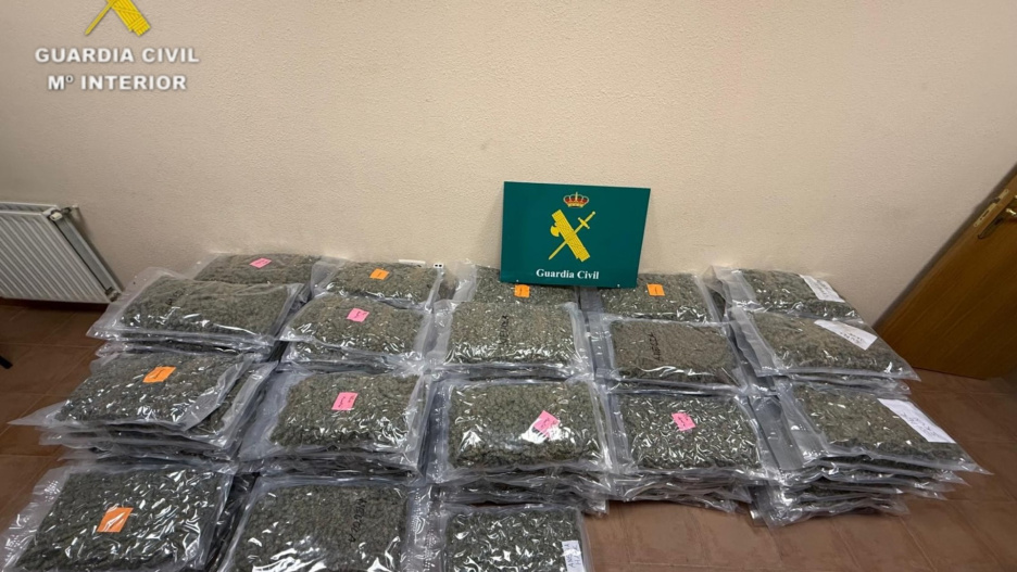 Intervenidos 153 kilos de marihuana envasada al vacío en una furgoneta en la A-42